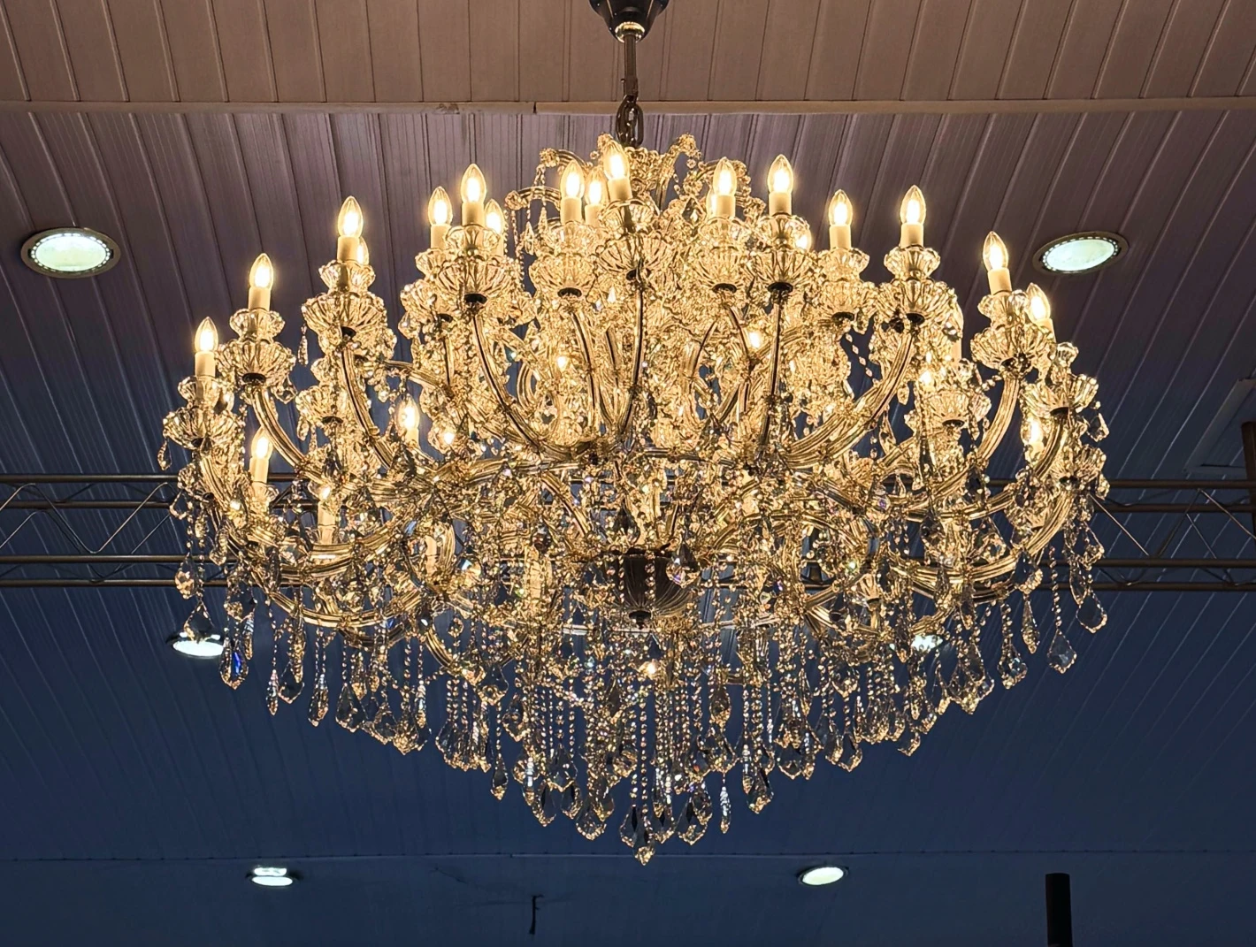 El impacto de las luminarias de gran formato en el diseño de lobbies: Escala, luz y cristal